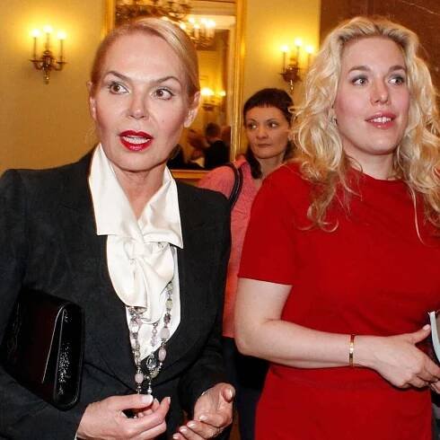 “Byl první muž u nás na mateřské dovolené,” vzpomíná Dagmar Havlová. Dcera Nina je úspěšnou so...