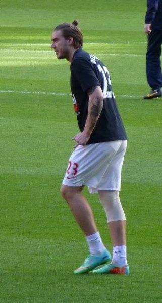 Soubor:Nicklas Bendtner warm up v Sunderland - 22 Feb 2014 (cropped).jpg – Wikipedie