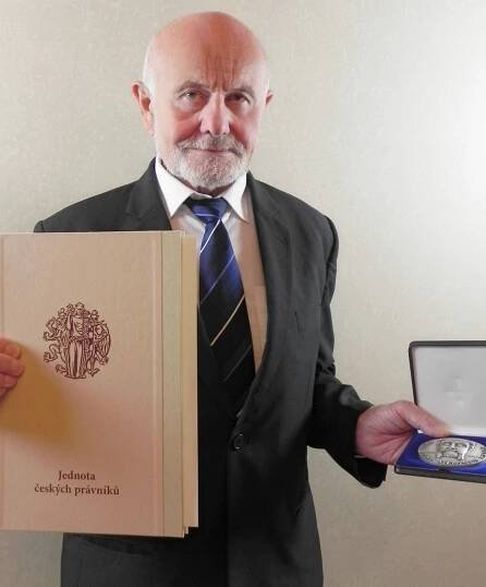 Laureáti medailí Antonína Randy za r. 2020 a 2021 15.10.2021 - Jednota českých právníků