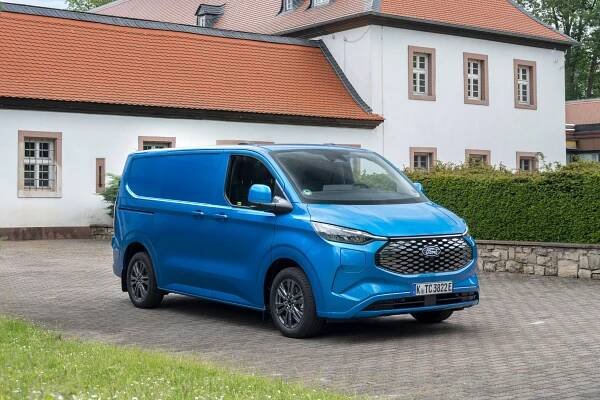 Poprvé jako dvojče Fordu. Čím se nový VW Transporter odlišuje od Transitu Custom?