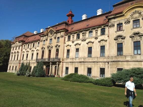 Zámek Měšice. Průčelí obrácené do anglického parku.