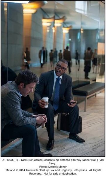 Ben Affleck and Tyler Perry in Zmizelá (2014)