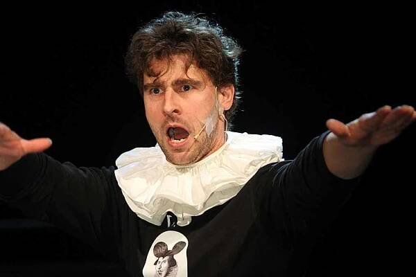 Jihočeské divadlo uvede 8. dubna premiéru komedie Shakespeare ve 120 minutách. Hrají Pavel Oubram, Tomáš Drápela a Tomáš Havlínek.