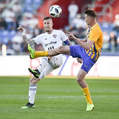 Utkání 29. kola první fotbalové ligy: FC Baník Ostrava - Slezský fotbalový klub Opava, 21. dubna 2019 v Ostravě. Na snímku (zleva) Jiří Fleišman a Dominik Simerský.