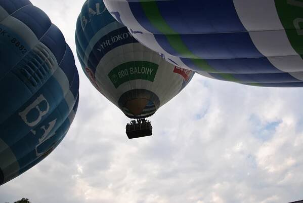 FOTO, VIDEO: Obr mezi balony letěl nad Břestkem. Unese 24 lidí