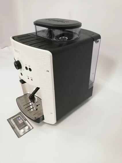 Espresso KRUPS EA810570 Essential Picto White 4990 Kč