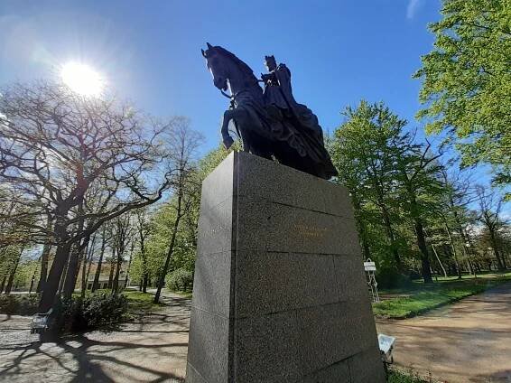 Socha císaře zdobí park. Turisté se u ní zastavují
