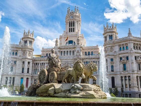 View of the water fountain in Plaza de Cibeles