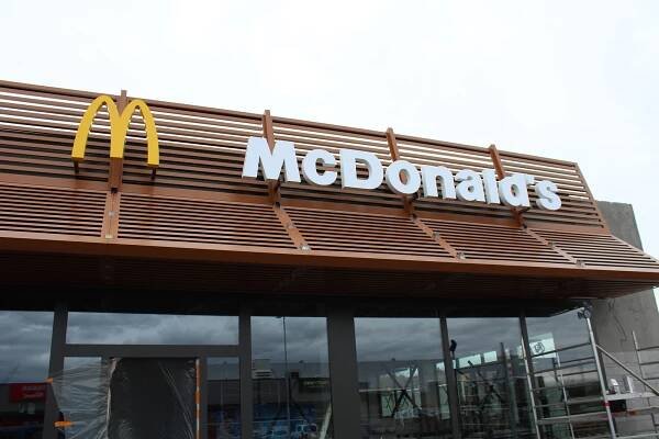 Stavba kolínského McDonalds finišuje. Otevře se 30. listopadu