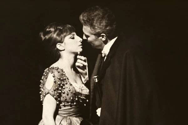 Fanny Brice (Barbara Streisand) is wooed by Nick Arnstein (Sydney Chaplin)