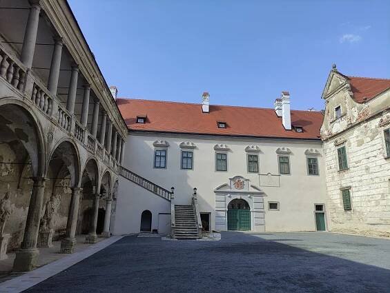 Národní památkový ústav navázal spolupráci se Střední školou stavební Jihlava - Zámek Uherčice