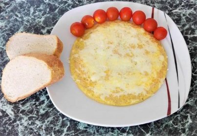 Omeleta se sýrem, rajčátky a bazalkou - fotografie 11 - TopRecepty.cz