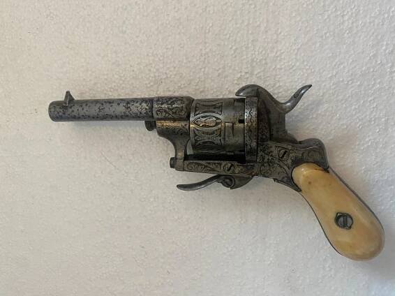 NÁDHERNÝ, BOHATĚ ZDOBENÝ REVOLVER,  ráže 8 mm Lefaucheux - Sběratelské zbraně