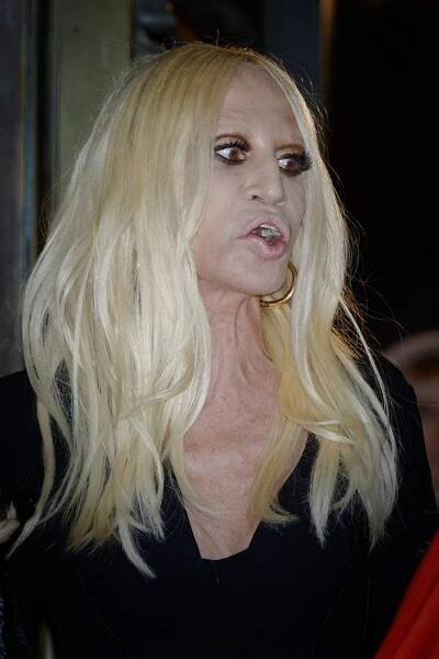 Z módní přehlídky se stala hororová show: Plastikami znetvořená Donatella Versace vyděsila publikum k smrti