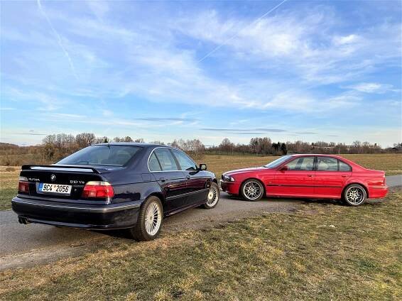 Šestnáct válců a 750 koní toho nejlepšího z Bavorska: BMW M5 versus Alpina B10 V8