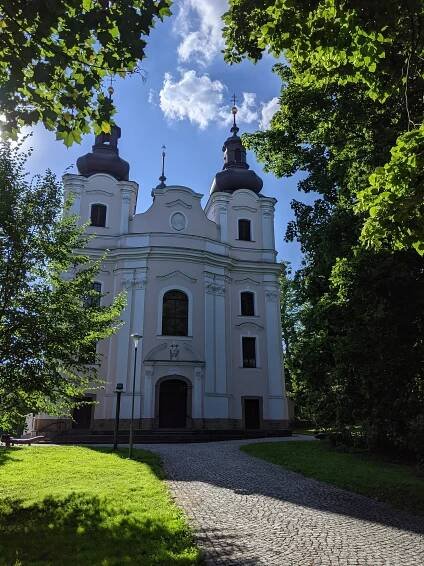 Soubor:Šenov (u Ostravy) - kostel Prozřetelnosti Boží, pohled z bývalého zámeckého parku.jpg