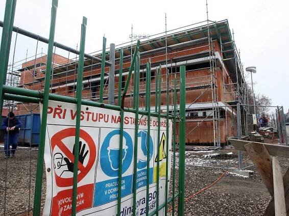 Stadion Mládí se pro sportovce otevře až v létě