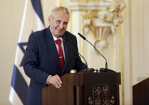 Prezident Miloš Zeman přednáší projev na oslavách... | iROZHLAS - spolehlivé zprávy