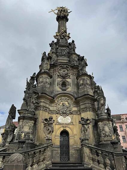 Barokní perla Olomouce, Sloup Nejsvětější Trojice, vyžaduje po čase rozsáhlý restaurátorský zásah. Obnovu monumentální památky svěřilo město odbornému týmu uznávaného akademického sochaře a restaurátora Reného Tikala.