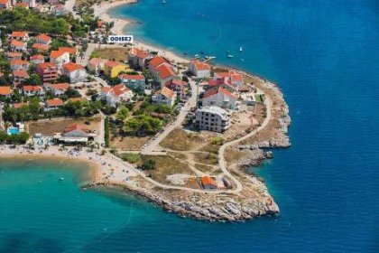 Povljana - letecký pohled na pláž Dubrovnik (vlevo) a na pláž Mali Dubrovnik (nad domem Odisej), ostrov Pag, Chorvatsko