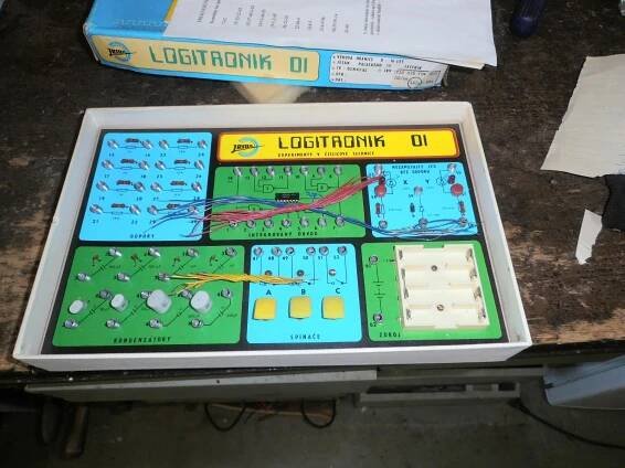 LOGITRONIK 01 ELEKTRONICKÁ STAVEBNICE TESLA - Starožitnosti a umění