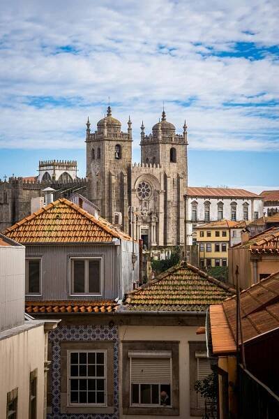 bezplatná Pohled Na Katedrálu Porto Mezi Městskými Budovami, Portugalsko Základová fotografie