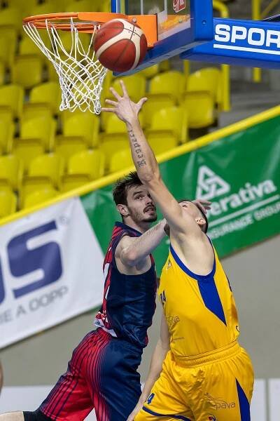 Basket po šestnácti letech vyhrál v Opavě, Puršl dominoval v doskocích i bodech