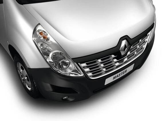 Renault umiestnil veľké logo aj na Master - AutoGrip