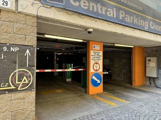 Parkování Central parking, Koželužská ulice Ceník: 30 Kč/hodina (platba pouze v hotovosti)
