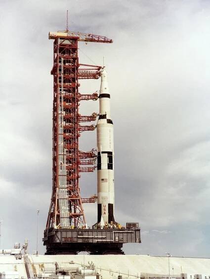 Apollo: americký vesmírný program letů astronautů na Měsíc a označení jeho kosmických lodí
