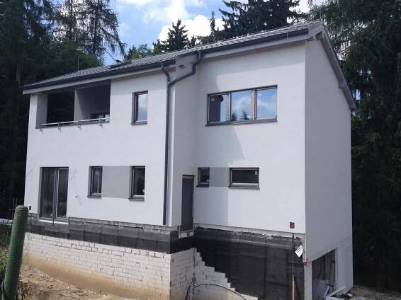 Bílo-šedá fasáda - jakou barvu oken zvolit? - Fasáda a venkovní omítka | Modrastrecha.cz