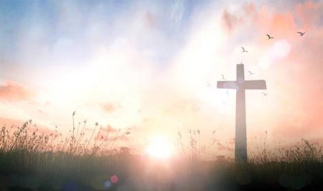 Koncept dne vzestupu: Kříž na louce na pozadí podzimního východu slunce — Stock obrázek