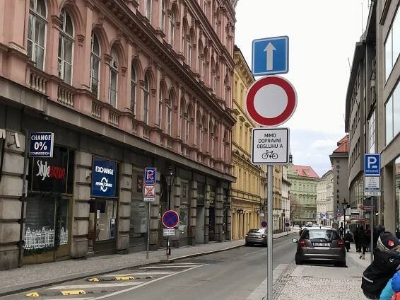 Soubor:Dopravní značení Perlová ulice, Praha 1.jpg