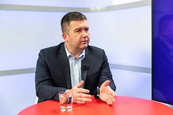Maláčová „šťáru“ ustojí, Hamáček za ní stojí. A nad reformou důchodů láme hůl?