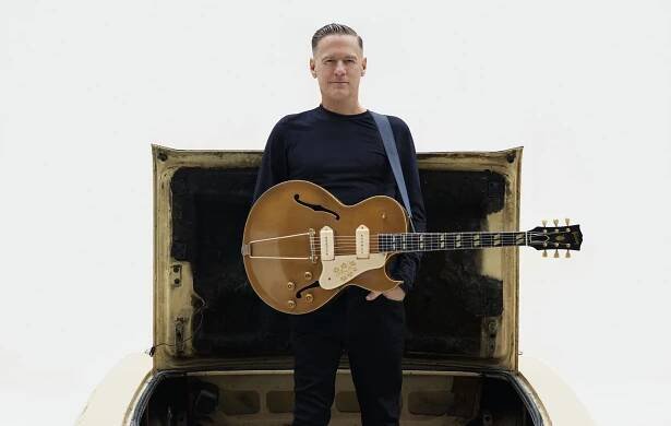 RECENZE: Bryan Adams si na So Happy It Hurts nepustí posluchače k tělu 