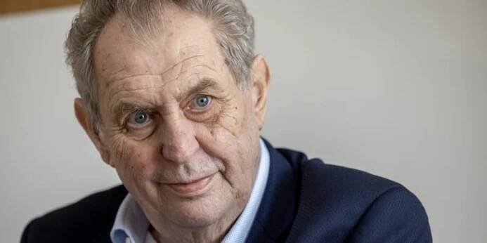 Bývalý prezident Miloš Zeman tráví léto ve své japonské zahradě. 