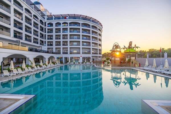 Moon Palace 5* Side