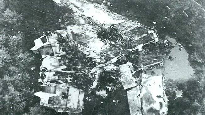 Letecká katastrofa v Königs Wusterhausenu, 13. srpna 1972. Trosky letadla roztříštěného na zemi z leteckého pohledu