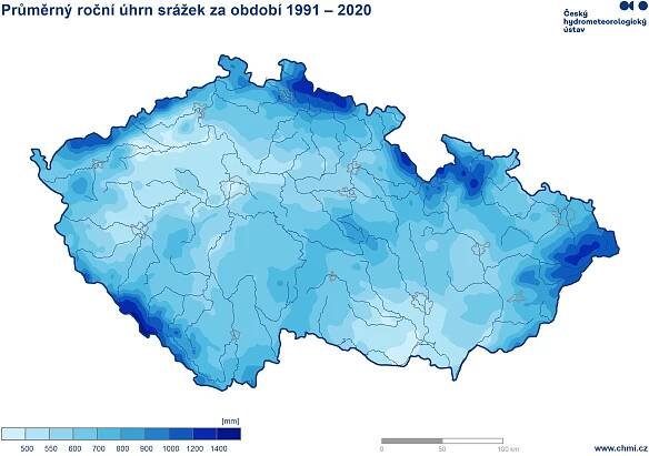 Je škoda neodvádět dešťovou vodu z okapů, když naprší tolik vody zdarma