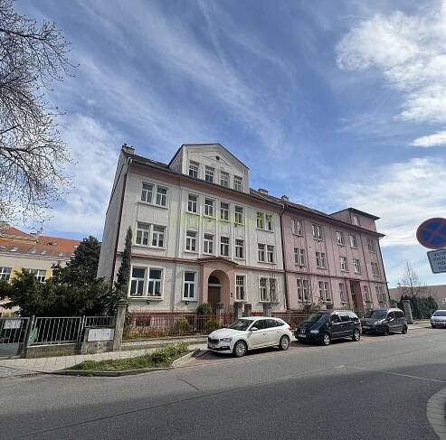 Nabízíme Vám jedinečný byt 3kk + pracovna, v cihlovém domě, v blízkosti kolonád | Reality.iDNES.cz 