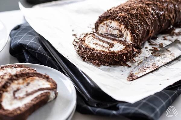 Stracciatella roláda s nadýchaným těstem a bohatou krémovou náplní