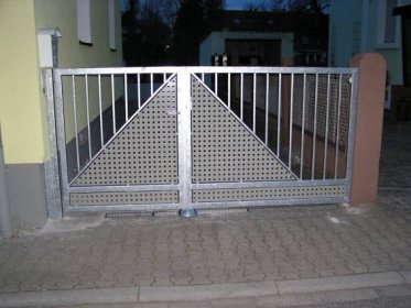 Zámečnická výroba Ostrava - brány, vrata, kovové ploty a oplocení, mříže do oken