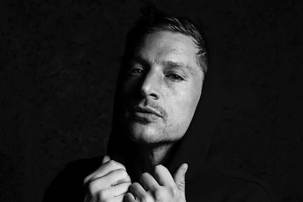 Simon Rex Is Winging It