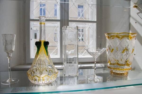 Novoborské muzeum je nejstarším sklářským muzeem u nás. Jeho chloubou je malované sklo | Střední Čechy