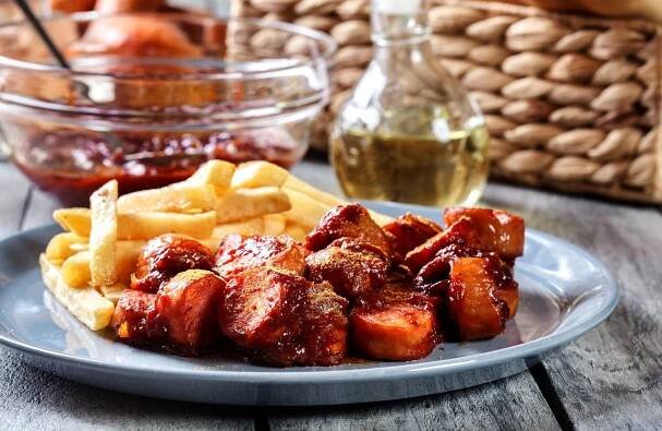 Currywurst – nejoblíbenější street food z Berlína s originální omáčkou