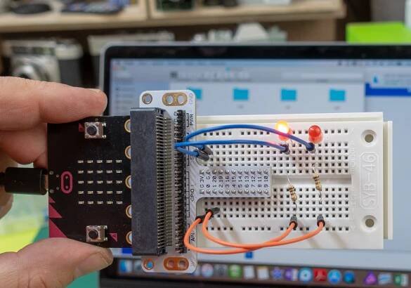 Nextech | IoT prakticky: BBC micro:bit - jednoduché pokusy s pripojeným hardvérom