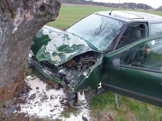 Řidič na Jesenicku narazil do stromu. Skončil v nemocnici