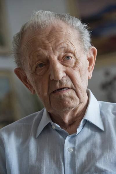 U Jakeše v obýváku. Papaláš slaví 95 let a říká: „Rozkradli zemi. Revoluce nám ublížila“