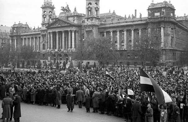 Demonstrace na náměstí Lajose Kossutha před budovou Institutu dělnického hnutí, 1956. Zdroj: FORTEPAN/Gyula Nagy [CC-BY-SA-3.0 (Creative Commons — Attribution-ShareAlike 3.0 Unported — CC BY-SA 3.0)]