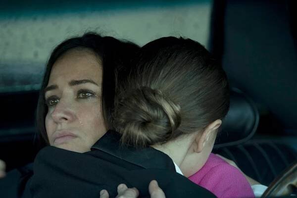 Bude líp - High Man. Bye Man. - Z filmu - Pamela Adlon